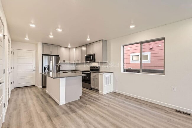 Building Photo - 10371 E 62nd Pl