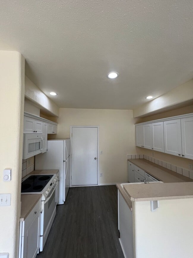 Building Photo - 3-bedroom 2 1/2 bath duplex in Springfield