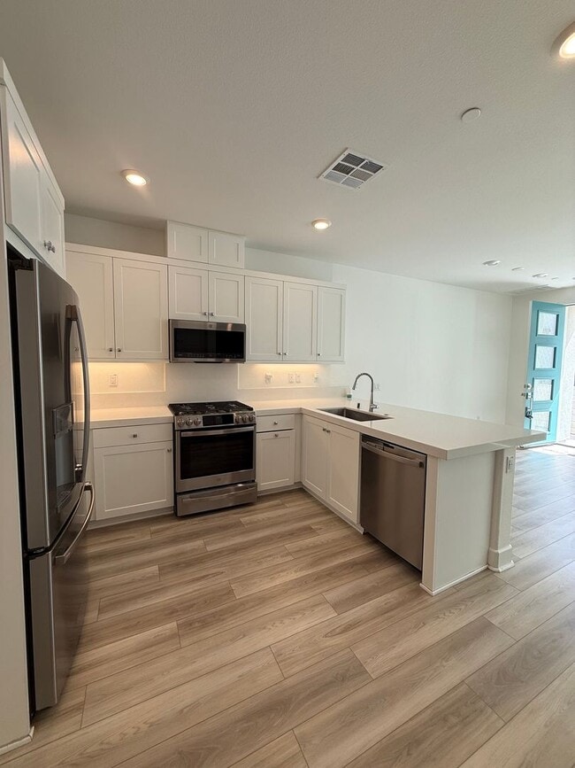 Building Photo - 3 bedroom + loft, 2 1/2 bath townhome in amazing Simi Valley location