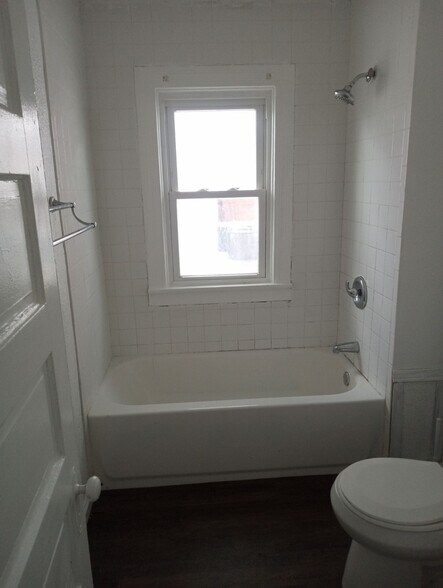 Building Photo - 422 Dexter St