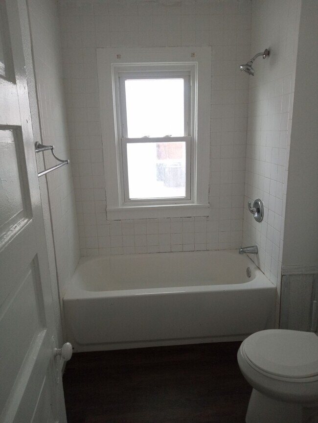 Building Photo - 422 Dexter St