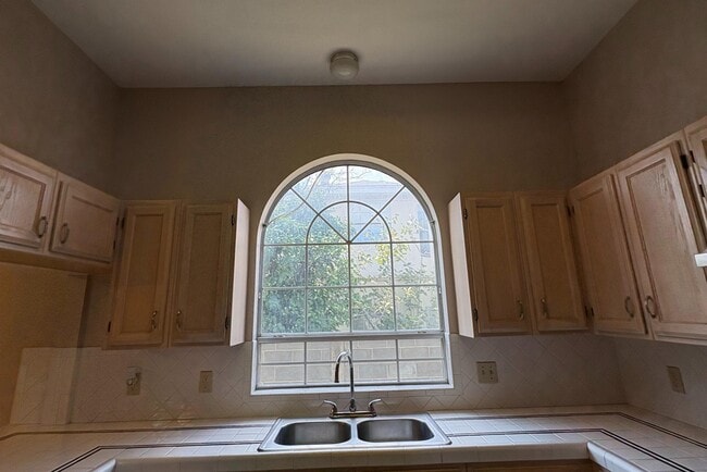 Building Photo - 1603 Sherwood Dr