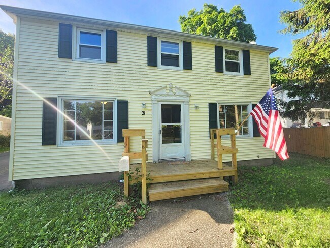 Building Photo - Spacious 4bd apt | Laundry hooks ups | Off street parking