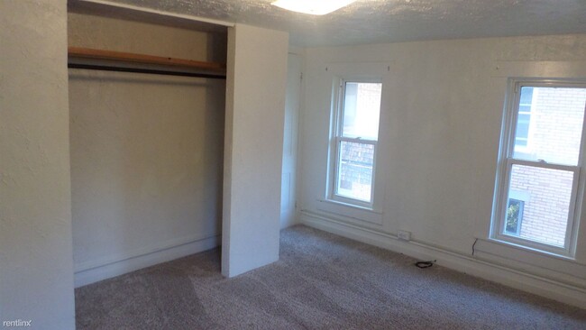 Building Photo - 3 br, 1 bath Triplex - 125 North Chestnut ...