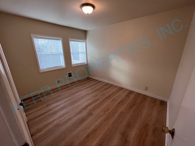 Building Photo - FREE RENT! Charming 2-Bed Duplex in Vibrant SE Portland – Cozy 660 Sq Ft Gem!