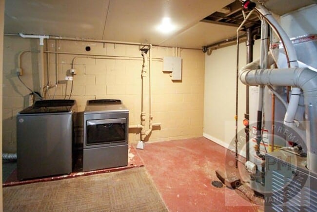 Building Photo - Fully updated 5 bedroom, 2 bathroom house