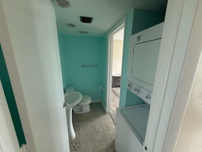 Building Photo - Family Friendly 3 Bedroom Townhome Style C...
