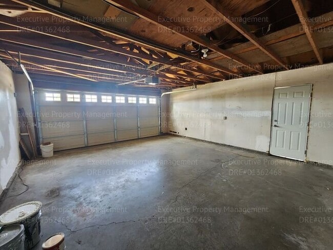 Building Photo - 4 bedroom 2 bath great location.