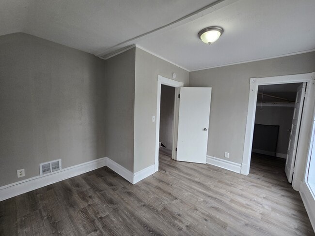 Building Photo - 214 Edwards St