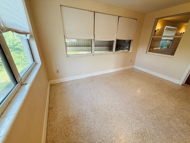 Building Photo - 3 Bed and 1.5 Bath