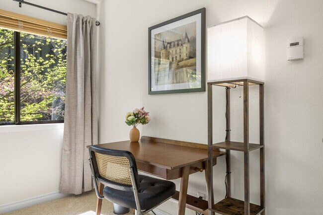 Building Photo - 1264 Bellevue Way NE