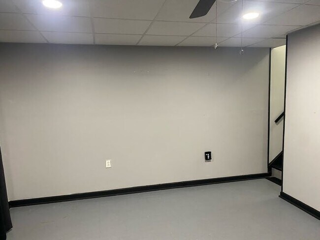 Building Photo - 8446 Willow Glen Ct