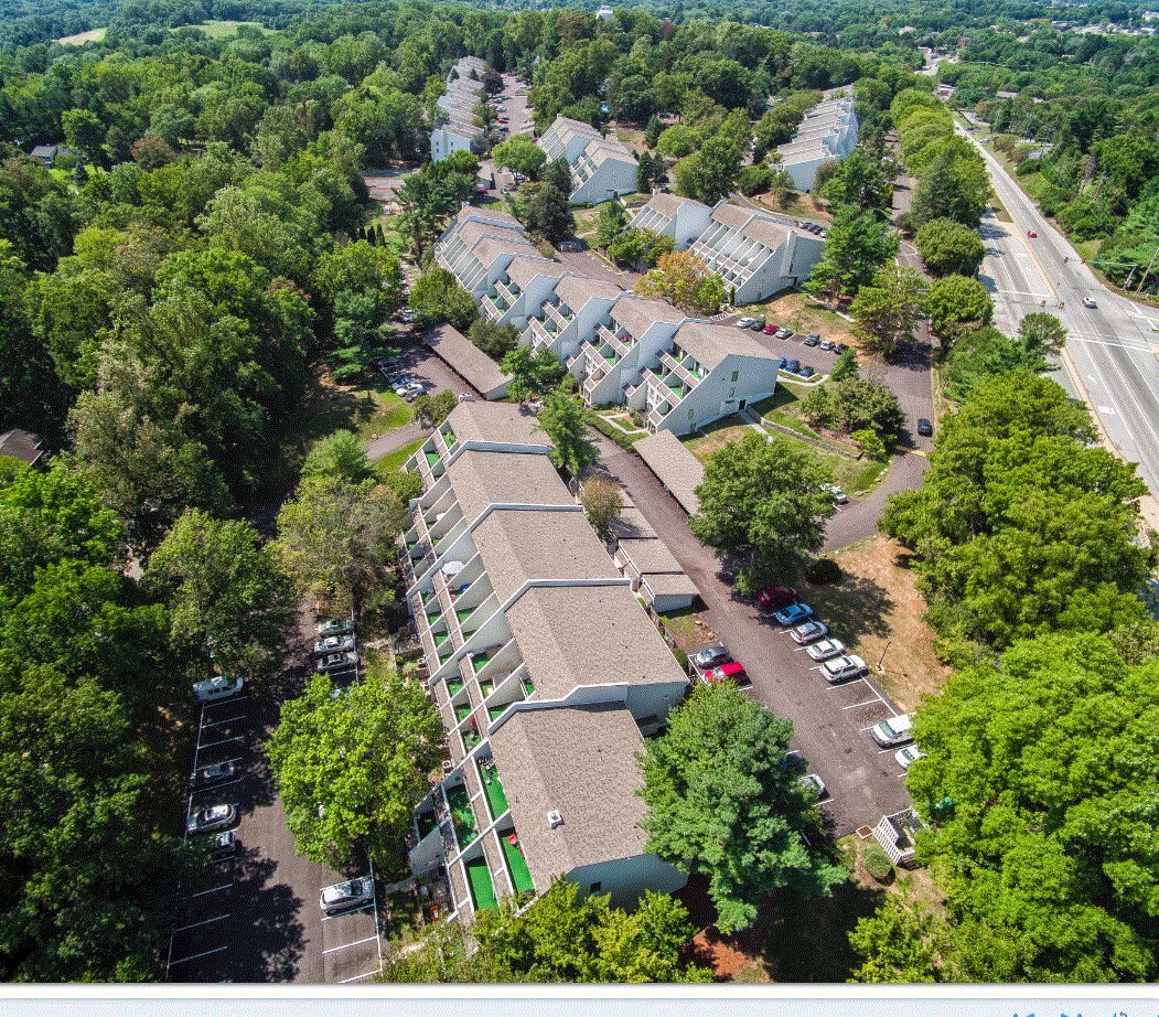 Building Photo - 624 Summit House