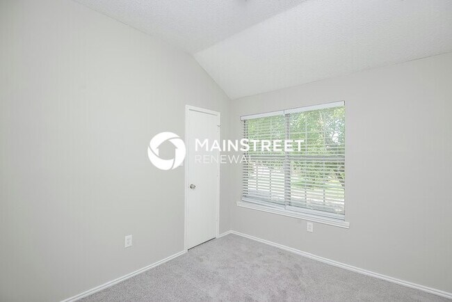 Building Photo - 4 Bedroom Pet-Friendly Home in Grand Prairie, TX with Main Street Renewal