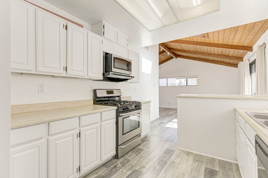 Building Photo - 6011 Bellaire Ave