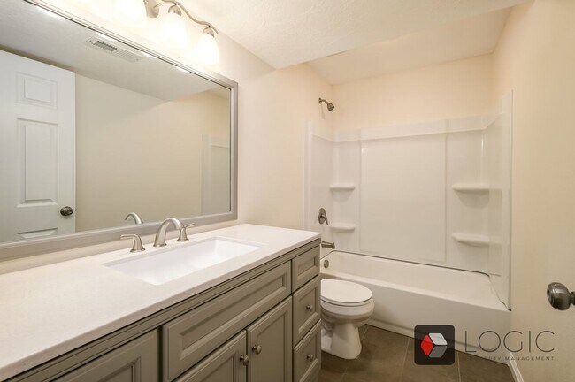 Building Photo - Stunning Single Family Home In Excellent L...