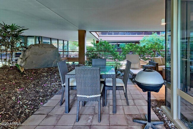 Building Photo - 7117 E Rancho Vista Dr