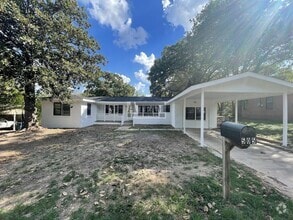 Building Photo - Newly updated 3 Bedroom 2 Bath located in ...