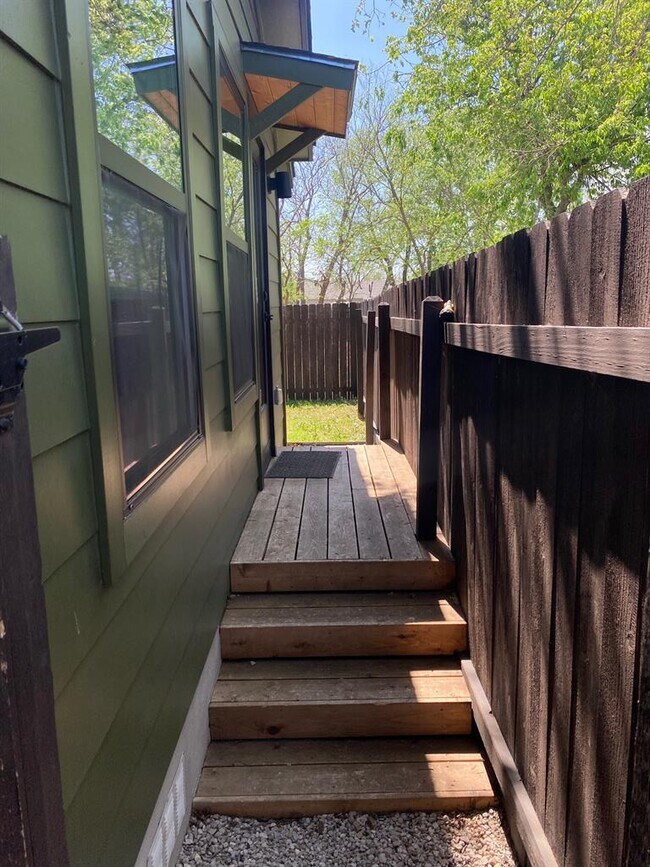 Building Photo - 4609 Leslie Ave