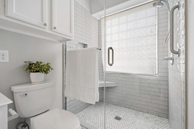 Building Photo - 6607 Lake Woodlands Dr