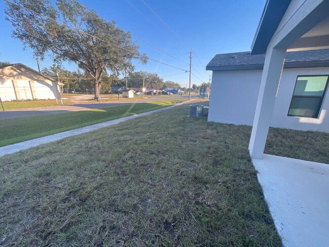 Building Photo - 1270 Ahoy Ave