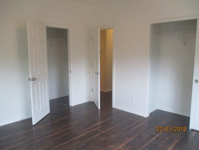 Building Photo - Green area 3 Bedroom 2 Bath home with Garage