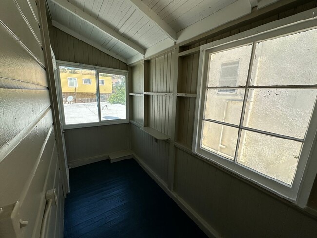 Building Photo - Rare 4BR Upstairs Gem – Light-Filled & Ove...