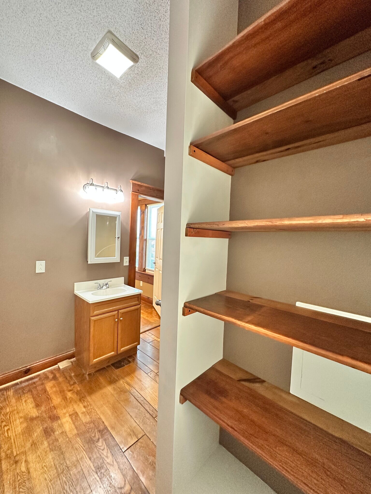 Building Photo - 923 E Hillcrest Dr