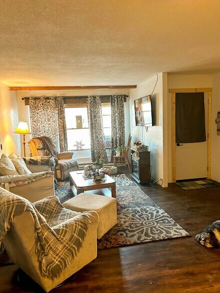 Building Photo - 212 Main St