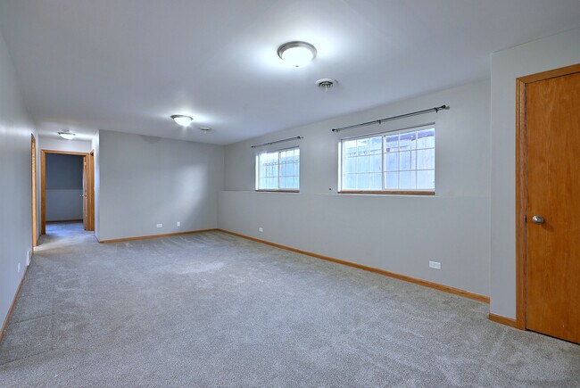Building Photo - 19 E Pineview Dr