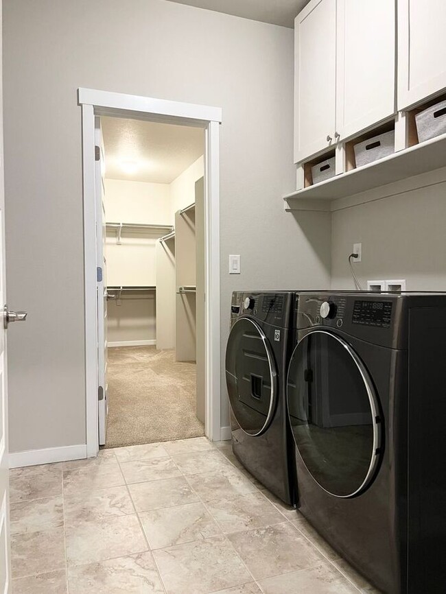 Building Photo - 5 Bedroom/4 Bathroom Ranch Style Home Loca...