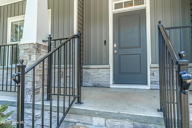 Building Photo - 170 Lakeview Dr