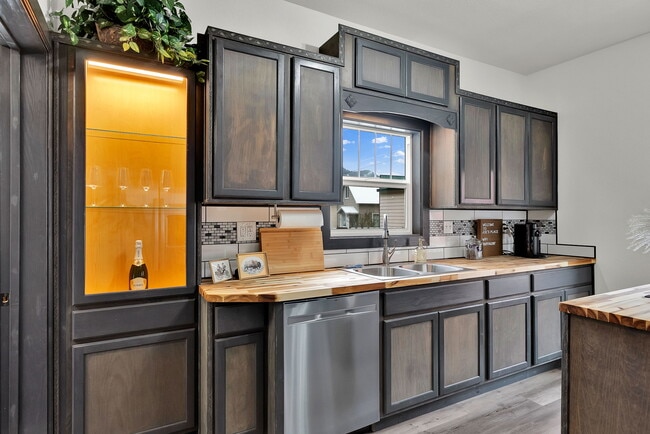 Building Photo - 902 Residence St