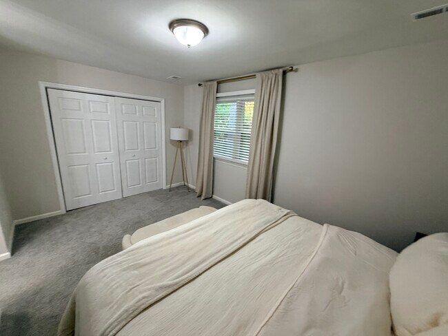 Building Photo - 808 Kendall Dr