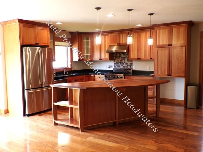 Building Photo - 5 Bedroom 2-1/2 Bath House for Rent