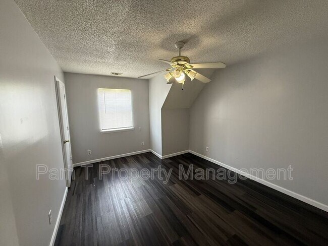 Building Photo - 105 Laurelwood Dr