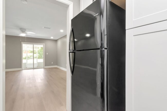 Building Photo - Totally Remodeled Duplex w/ New Fenced Bac...