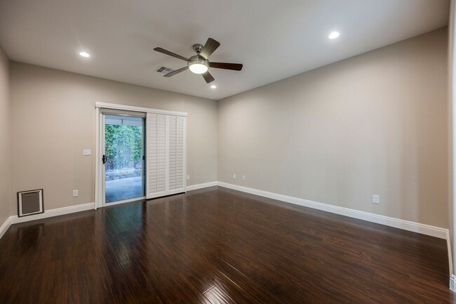 Building Photo - Single Story w/ duel primary suites gated ...