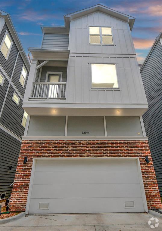 Building Photo - 1304 W 24th St