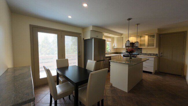 Building Photo - Beautifully remodeled 3 bedroom, 2 bathroom single family in South Nashua