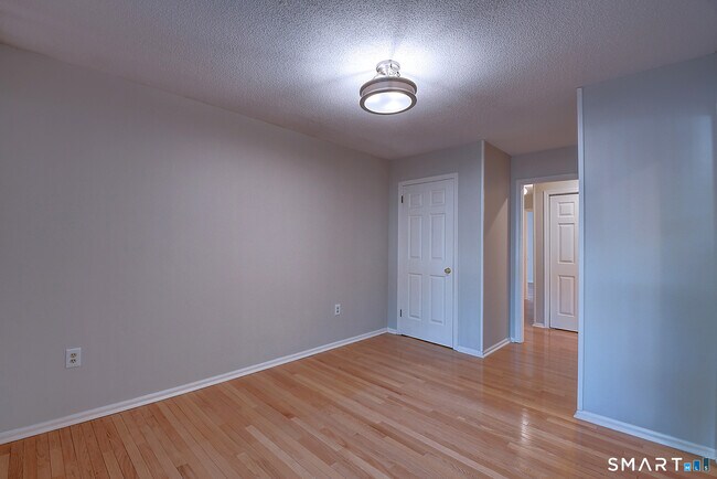 Building Photo - 4 Stonington Ct