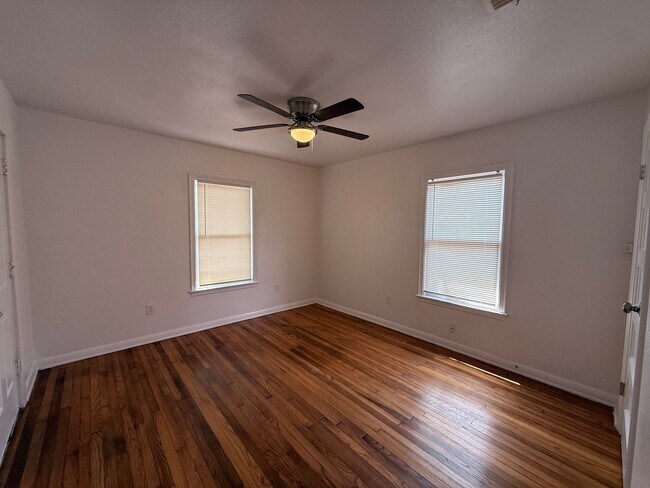 Building Photo - Newly Renovated 2 Bed Home | Hardwood Floors + Updated Interior!