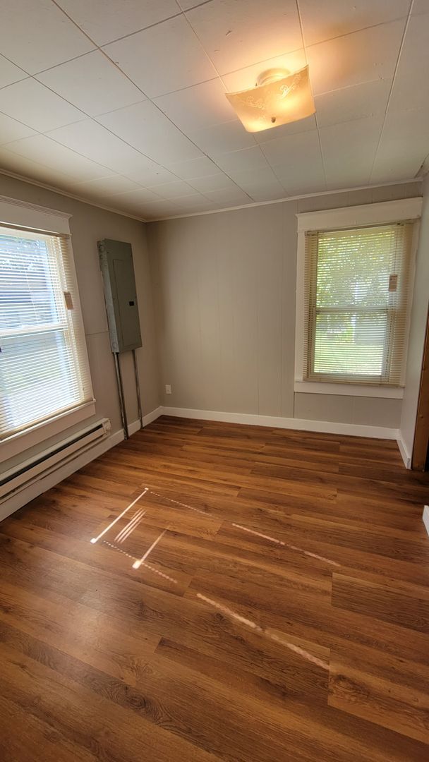 Building Photo - 2 bedroom | 1 bathroom | Entire HOME- Freshly painted!