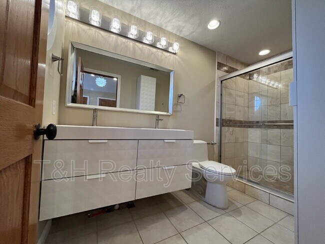 Building Photo - 2059 Ruckle St