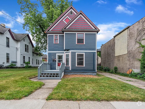 Building Photo - 1560 Wealthy St SE