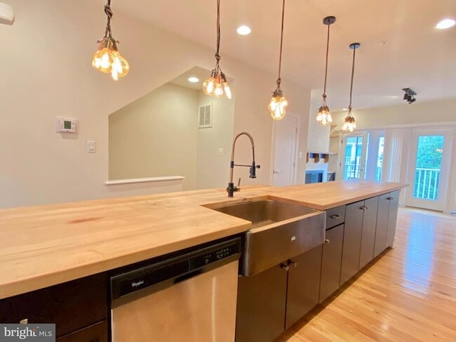 Building Photo - 924 King Farm Blvd