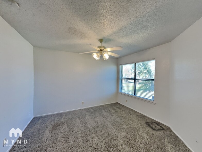 Building Photo - 1107 Peach Tree Cove