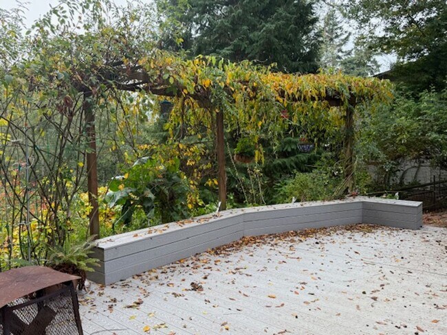 Building Photo - Charming Craftsman in Sunny Coquille! Month to Month Short Term Rental Only.