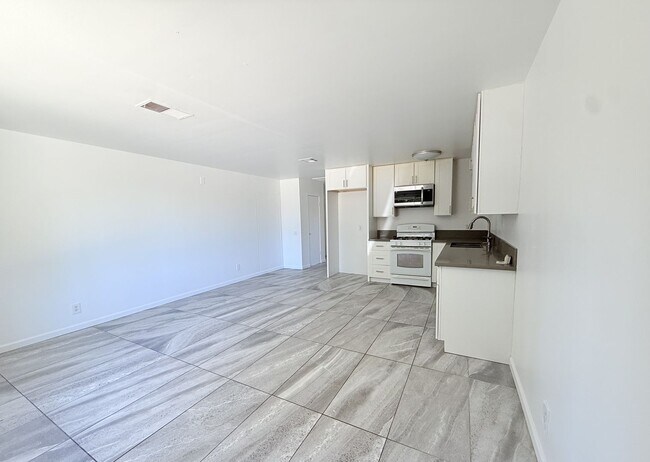 Building Photo - AVAILABLE NOW!!! 2 Bedroom / 1 Bathroom Ap...