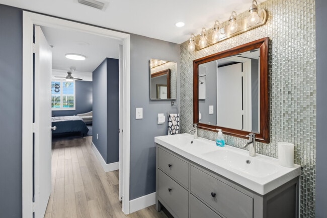 Building Photo - 520 SE 5 Ave